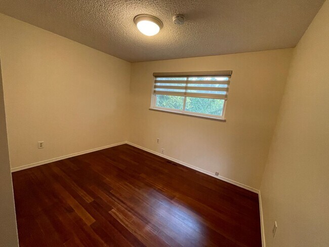 Building Photo - 10800 Lathrop Ln NW