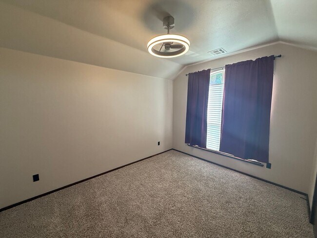 Building Photo - 3 bed plus office, Neighborhood amenities include a neighborhood pond, Pool and playground!