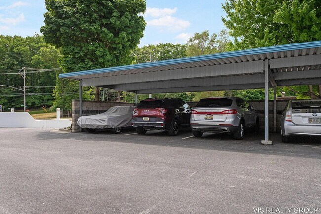 Building Photo - 2964 Lakeshore Dr