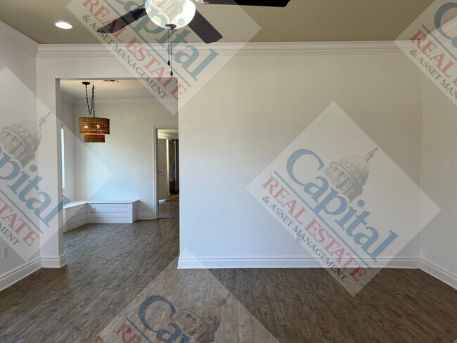 Building Photo - Charming 3 Bedroom