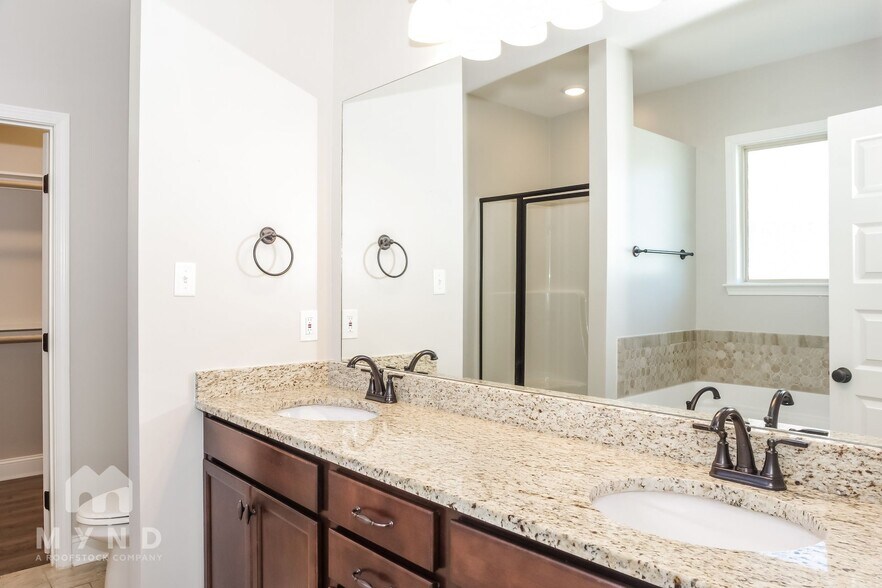 Building Photo - 27571 Carrington Ct