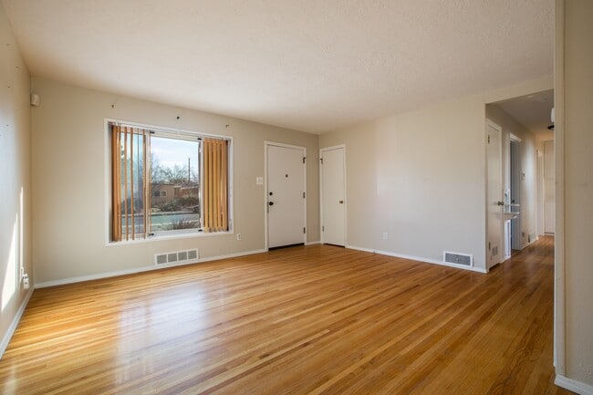 Building Photo - 813 Manzano St NE