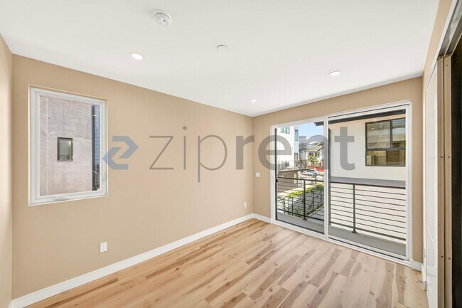 Building Photo - Unit 2