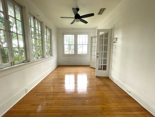 Building Photo - AVAILABLE JUNE 2026 Stunning 3 bed/2 bath with sunroom!