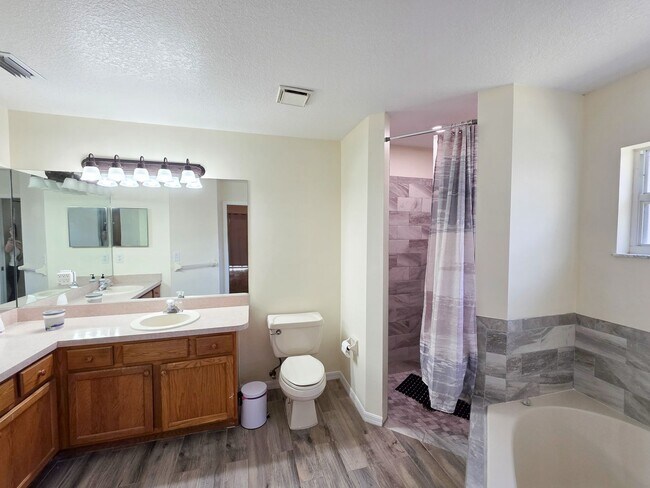 Building Photo - Pool Home in Vero Lake Estates 3/3 with Bonus Room