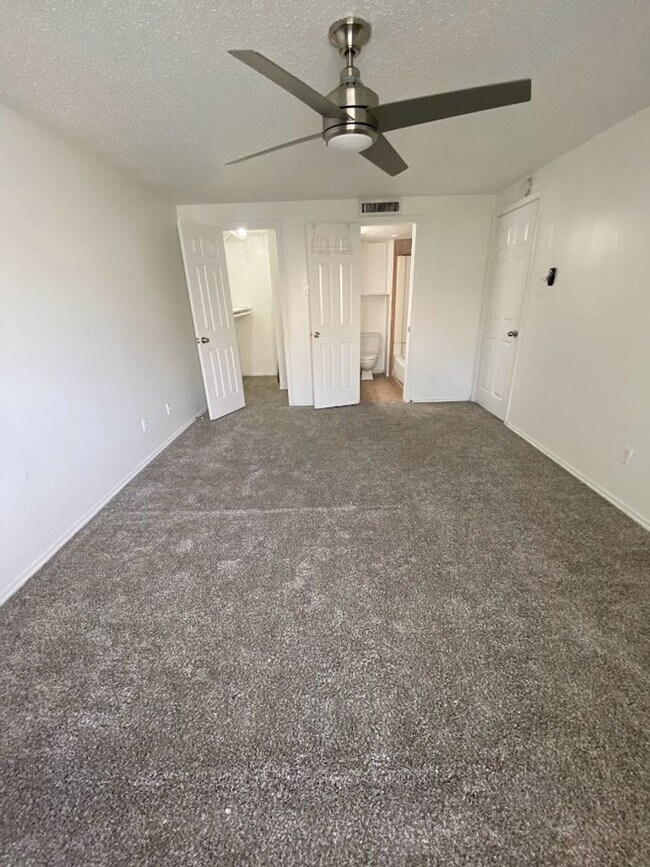 Building Photo - WATERFORD WEST CAMPUS - 4 BEDROOM - $2800