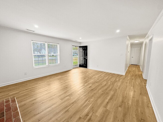 Building Photo - Newly Remodeled 3-BR, 2-Bath Home