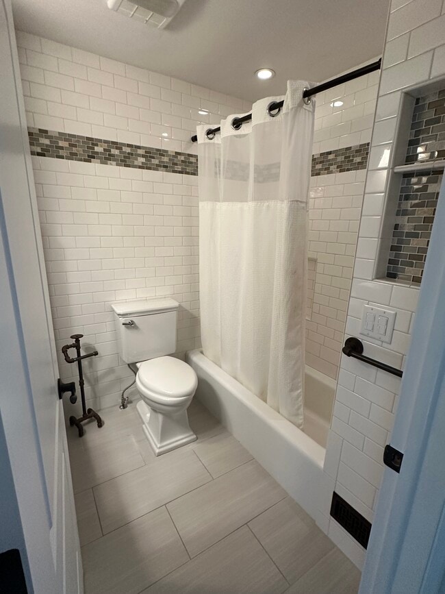 Building Photo - 1009 Stanford Dr