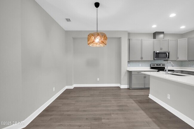 Building Photo - 906 Coral Reef Way