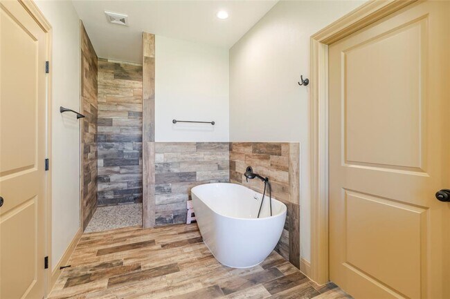 Building Photo - 303 Bob's Trail