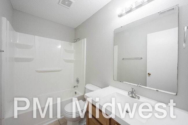 Building Photo - "Charming 4-Bed Family Home with Spacious Layout in Indianapolis!"