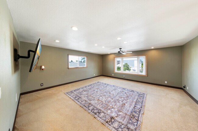 Building Photo - Beautifully maintained Tuscan-style custom home