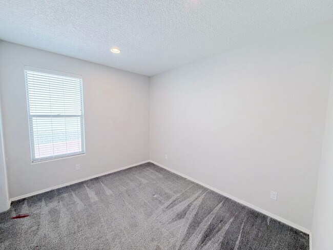 Building Photo - Modern 3 Bedroom Los Lunas Home with Refrigerated Air. Near I-25!