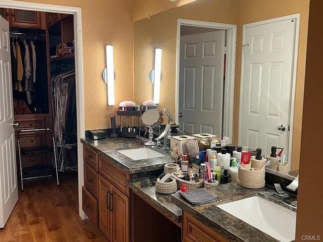 Building Photo - 1020 S San Marino Way