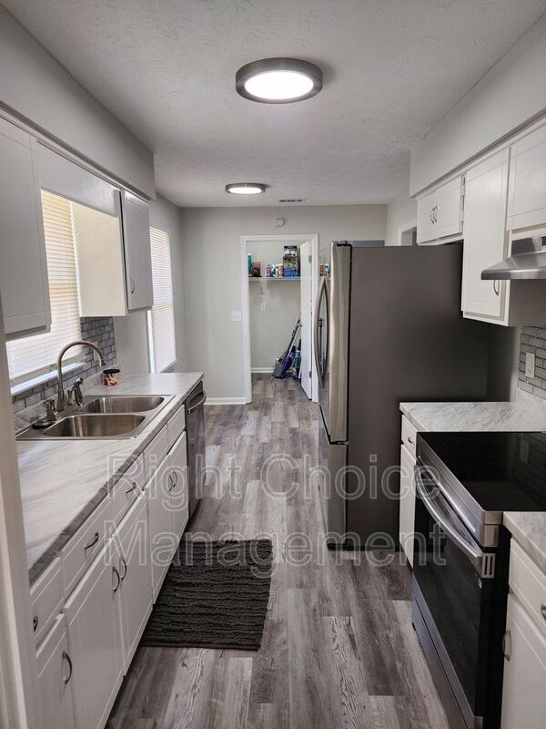 Building Photo - 3034 Lansing Ave