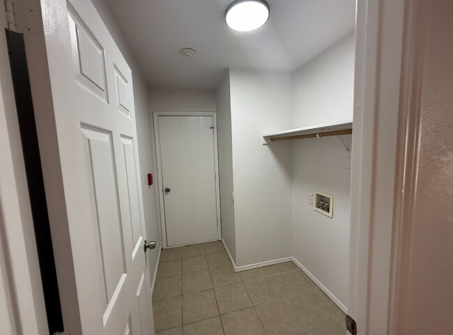 Building Photo - 3912 Silver Springs Dr