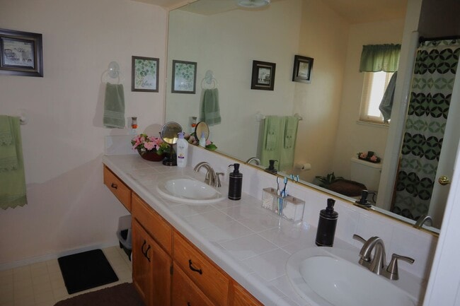 Building Photo - Oroville-Furnished-Turnkey-3 bedroom 2 bath home, hot tub, gazebo, landscaped yard, solar