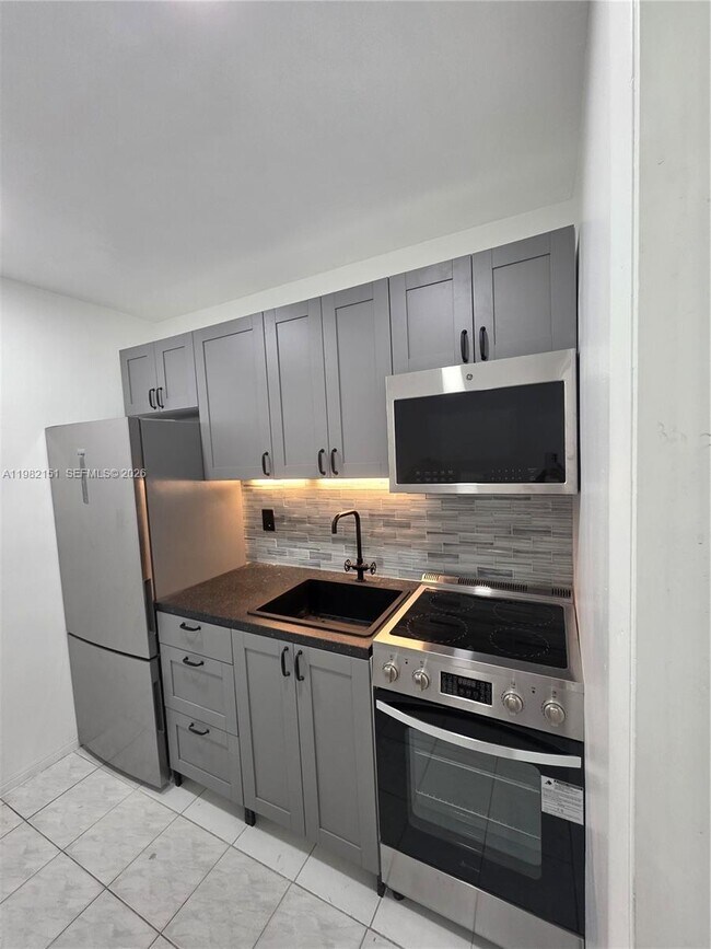 Building Photo - 411 SE 3rd Ave