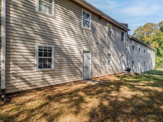 Building Photo - REMODELED 1 BD 1 BT WEST CHARLOTTE LOCATION!