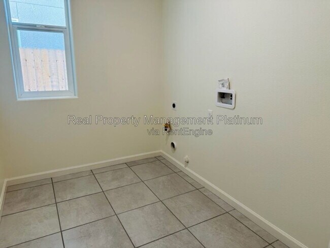 Building Photo - 1477 Las Rosas Ave