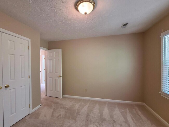 Building Photo - 4 BR, 2.5 BA in Woodlake Crossing