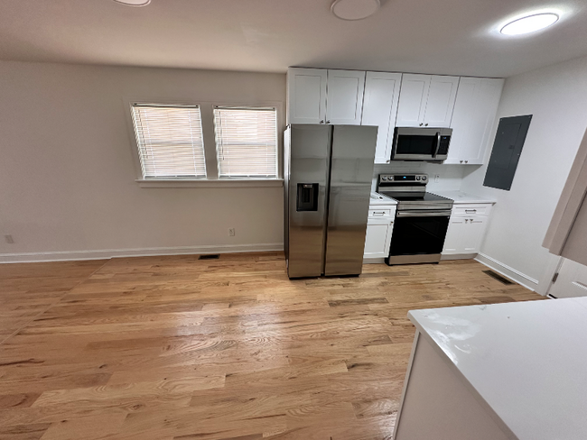 Building Photo - 806 E Highland Ave