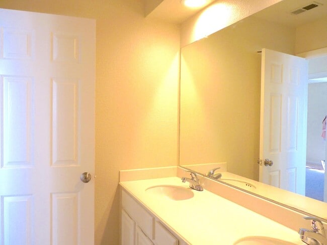 Building Photo - 703 Bahama Ln