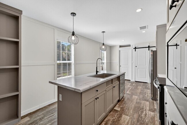 Building Photo - Brand-New Home on Canal to Lake Griffin – Available Now!