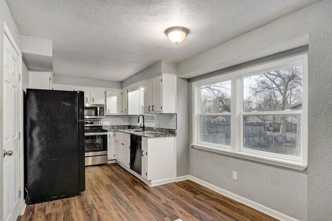 Building Photo - 2843 E Monroe Terrace