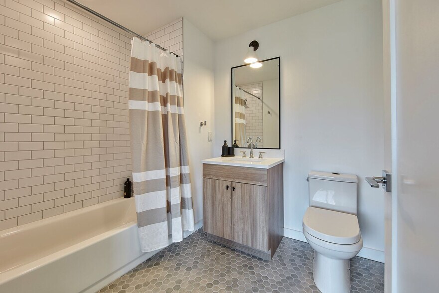 Building Photo - 1b Marshall Dr