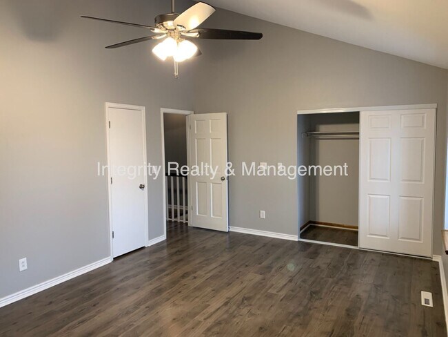 Building Photo - 7565 S Cove Cir