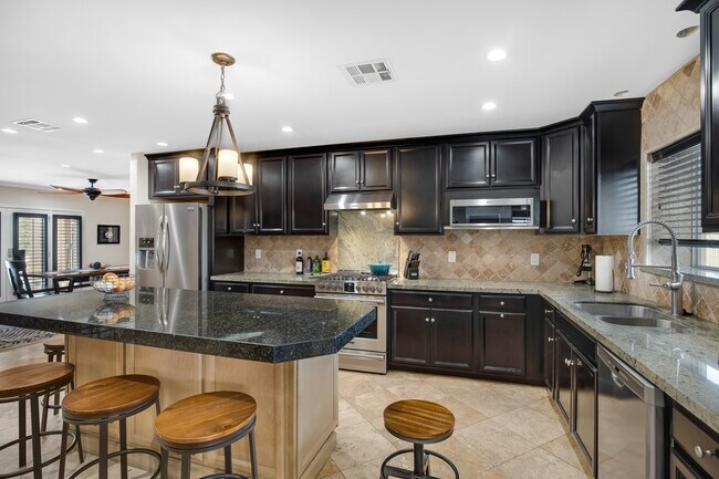 Building Photo - 2032 E La Jolla Dr