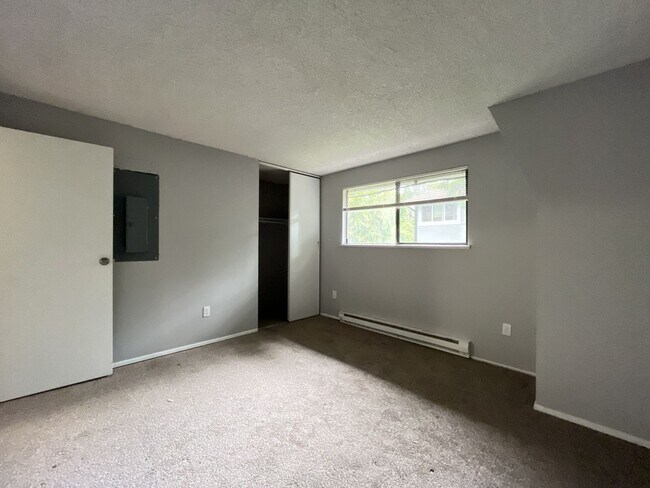 Building Photo - Comfortable 2 Bedroom Retreat with a Beautiful Tree-Lined Setting, Washer/Dryer & Modern Kitchen