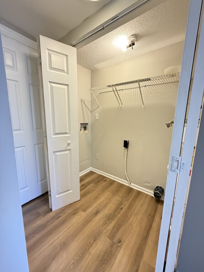 Building Photo - 919 N Walnut St