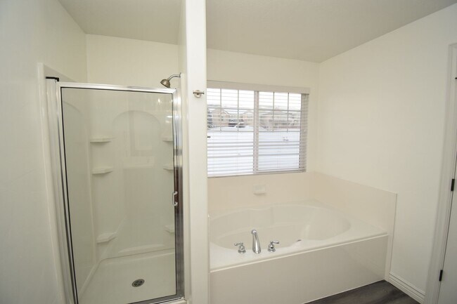 Building Photo - 3 Bedroom 3 Bath Townhome in Sun Crest!!!