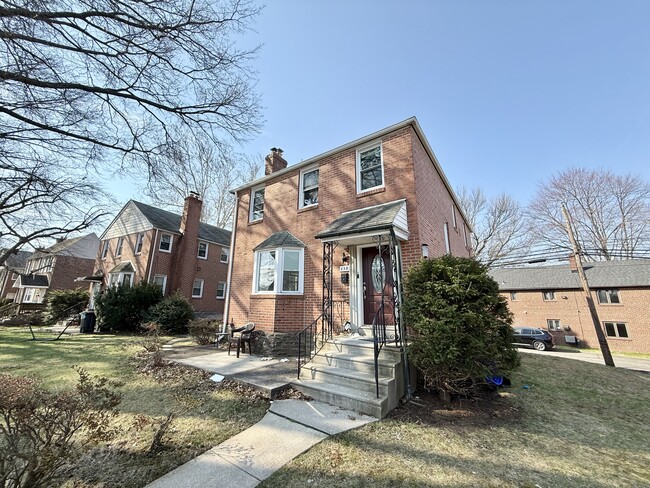 Building Photo - 658 Childs Ave