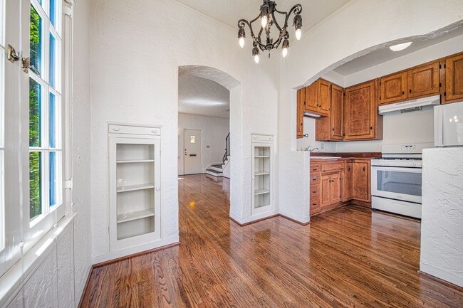 Building Photo - 81 N Catalina Ave