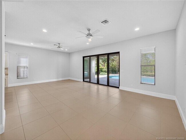 Building Photo - 259 Calmo Cir