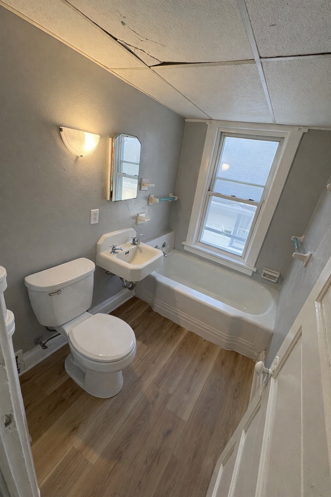 Building Photo - Two bedroom/ Two bath house