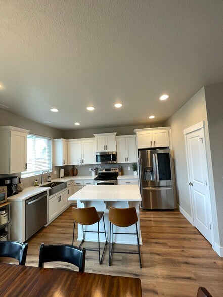 Building Photo - 835 NE Buckthorn Dr