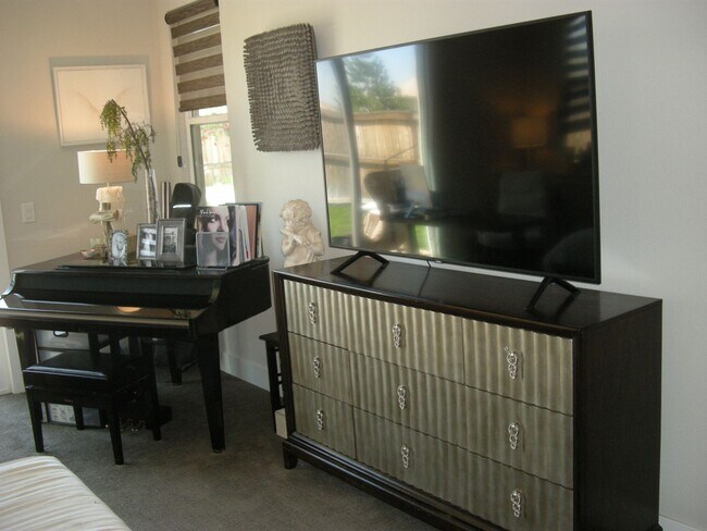 Building Photo - Fully Furnished Four Bedroom, Three Bath H...