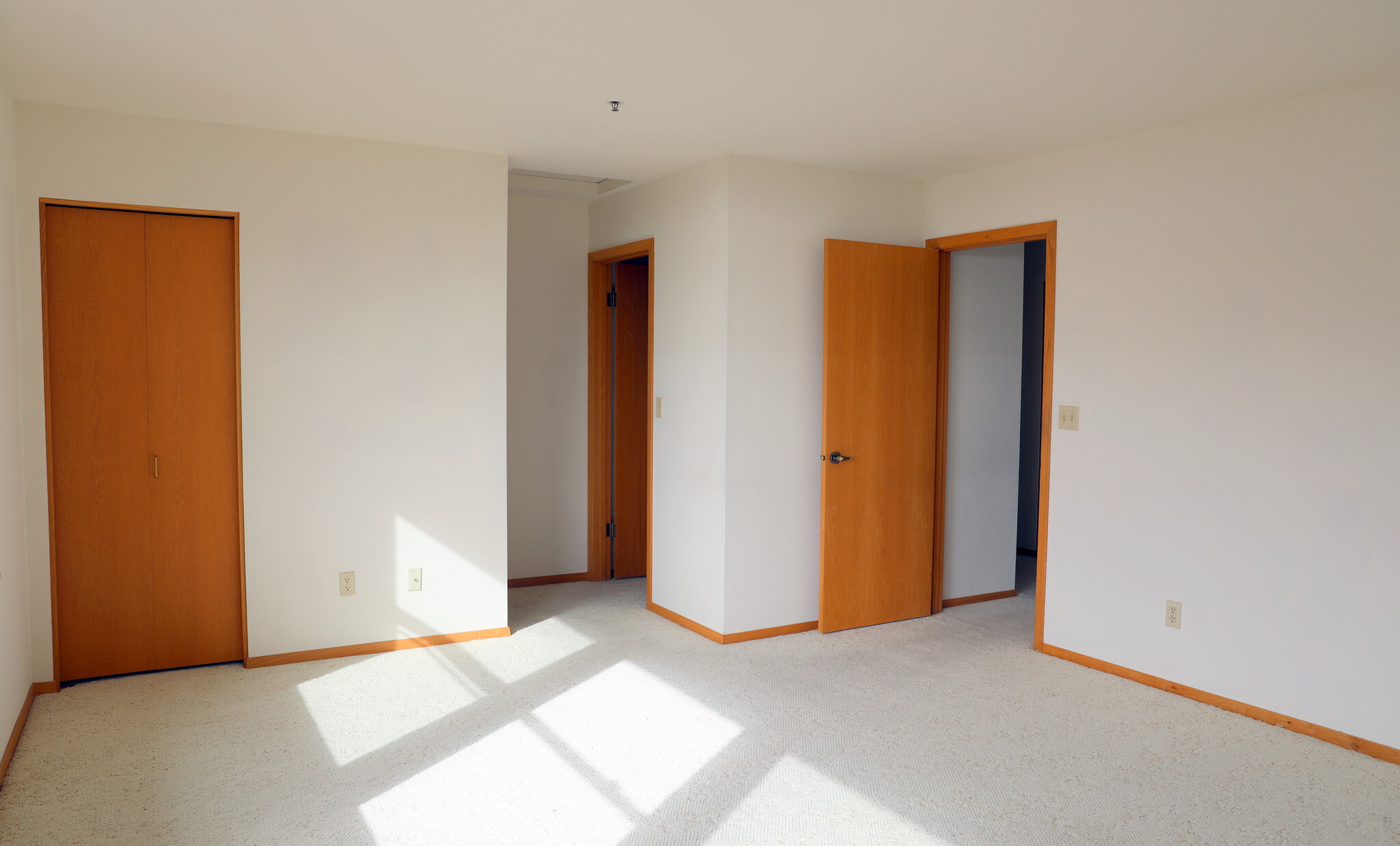 Master bedroom with en suite bathroom and walk in closet - 651 SE Bayshore Dr