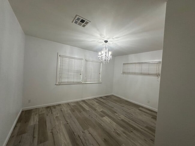 Building Photo - Completely remodeled and located on a quiet tree lines street in a beautiful pocket of Winnetka