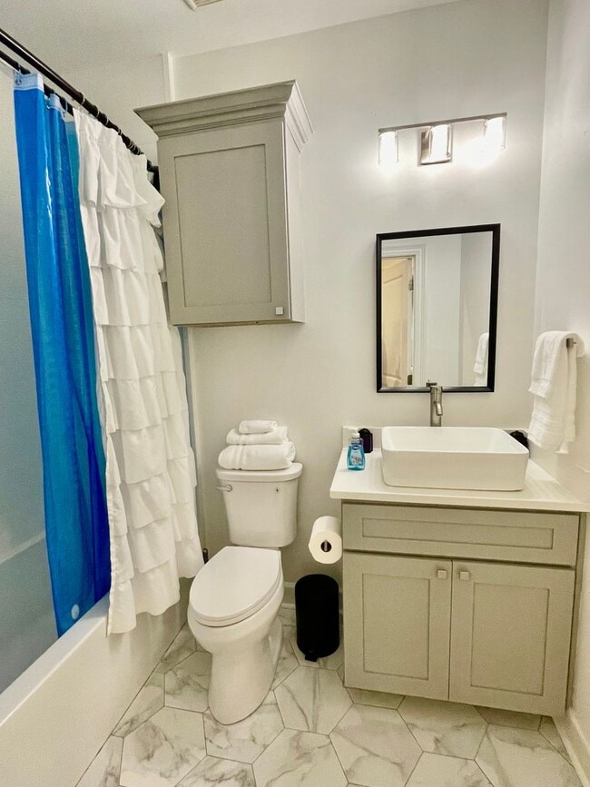 Building Photo - 415 Bedford Dr