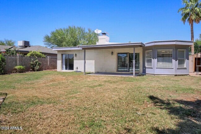 Building Photo - 3915 E Larkspur Dr