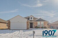 Building Photo - Contemporary 3-Bedroom Home in Yukon – Modern Finishes & Open Layout! - NO PETS