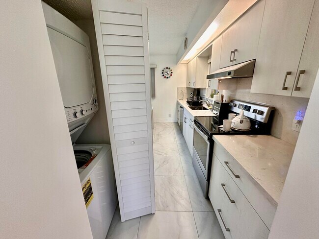 Building Photo - 1801 Eleuthera Point