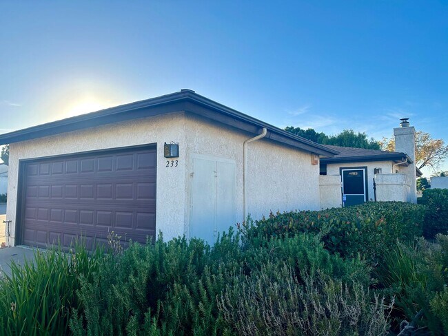 Building Photo - Lovely 3 Bedroom Townhome!