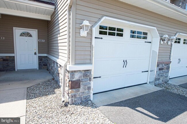 Building Photo - 420 Parkview Ct