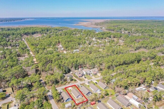 Building Photo - PRICE DROP!! Great 3-bedroom Florida cottage located in the heart of the Town of Santa Rosa